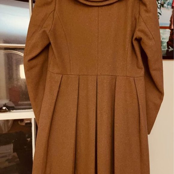 Modcloth Dramatic Twisted collar camel pleated vintage-style coat, size small - Picture 4 of 11
